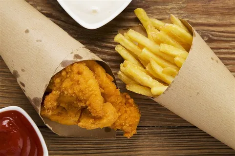 桌子上的鸡腿和薯条 桌子上的鸡腿和薯条