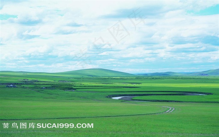 河水分开蓝天下的美丽草原高清图片