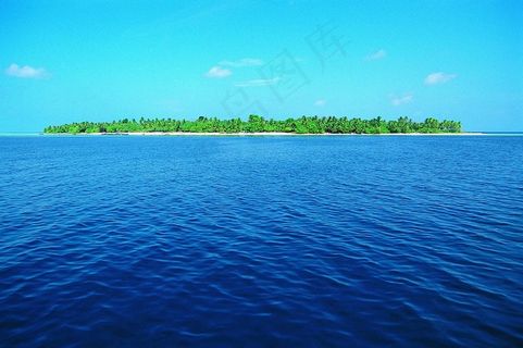 浅蓝色天空深蓝色大海间的岛屿