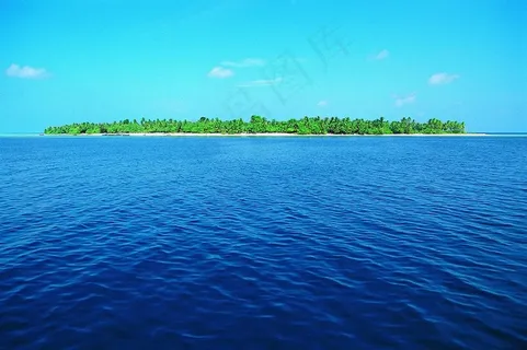浅蓝色天空深蓝色大海间的岛屿