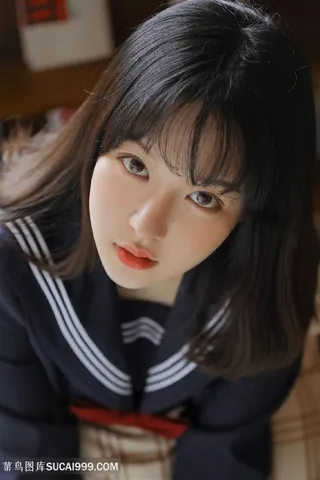 穿着校服的清纯小美女特写图片