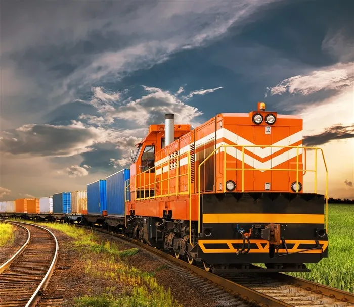 阴云密布下的火车高清摄影图片