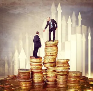 金钱系列 - 站在钱币上互相帮助的两人 金钱系列 - 站在钱币上互相帮助的两人