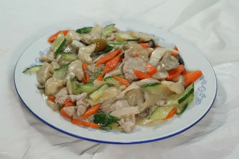 43肉炒杂菌 东北饺子园