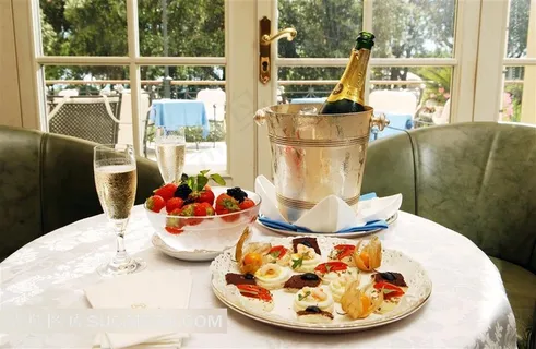 家居桌上的水果点心和香槟酒摄影图