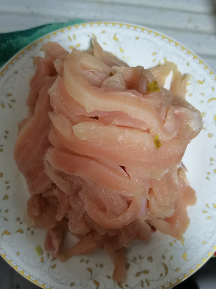 新鲜鸡胸肉丝食材图片