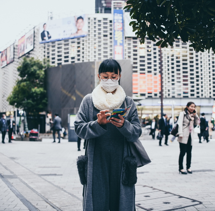 戴口罩的女人图片