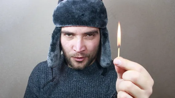 点火柴的帅哥图片