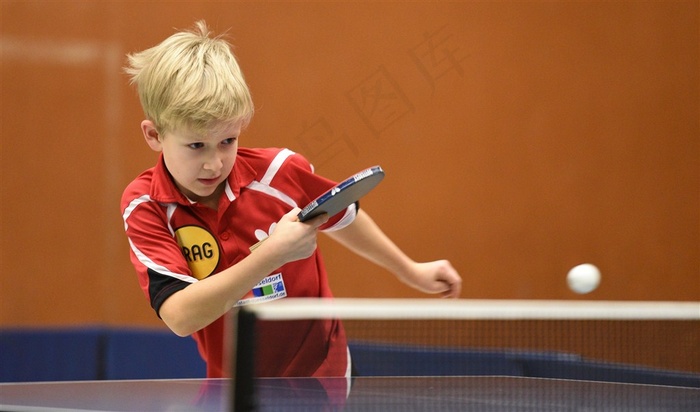 正在打乒乓球的小孩摄影素材图片
