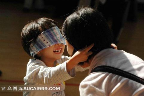 做游戏的妈妈与孩子