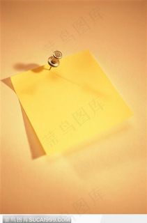 被图钉顶起的便签