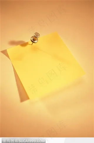 被图钉顶起的便签