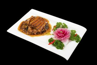 梅菜扣肉餐饮快餐盖浇饭产品成品高清大图黑底长盘