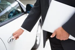 正在开车门的男人