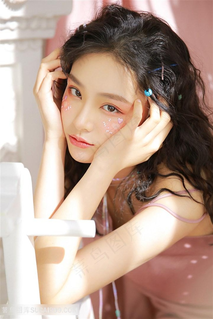 捧着脸的高清美女特写图片