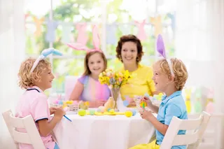 母亲和孩子是复活节彩蛋的颜色