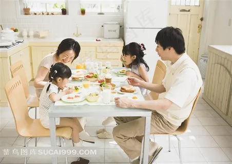 幸福生活之餐桌上的欢笑 幸福生活之餐桌上的欢笑