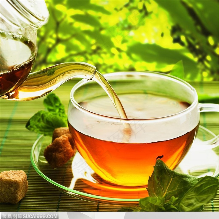 透明玻璃杯中倒红茶茶图片
