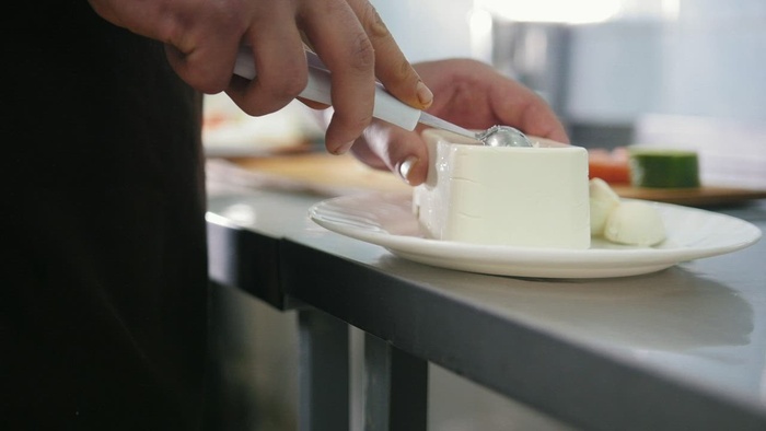 烹饪舀起奶酪球，特写镜头