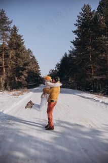 冬季情侣拥抱图片