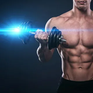 手握哑铃健身的健身男子高清摄影