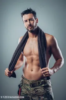 戴毛巾的成熟性感男人图片