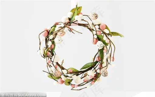 粉色白色复活蛋编成的花环结