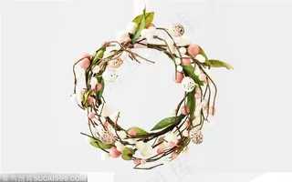 粉色白色复活蛋编成的花环结