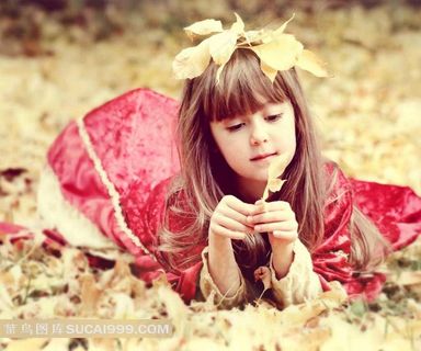 趴在树叶上的可爱外国小女孩