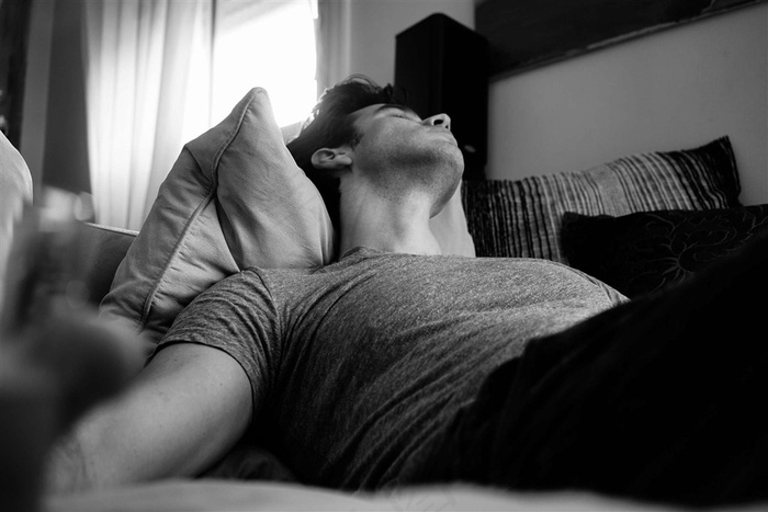 酣睡的男子图