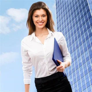 穿着白衬衣拿着文件夹的美女高清图片