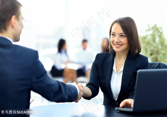 握手的男女商务人士高清图片