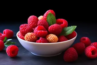 碗装树莓水果摄影图
