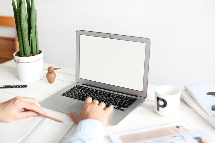 设计白色苹果笔记本样机