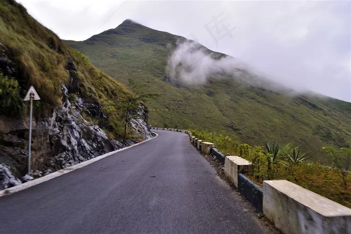 广西大化山脉公路自然风景高清图片