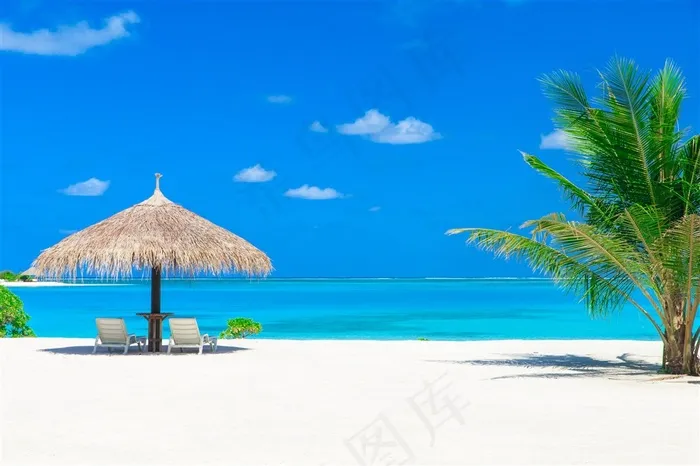 美丽的海滩茅草屋景色大图