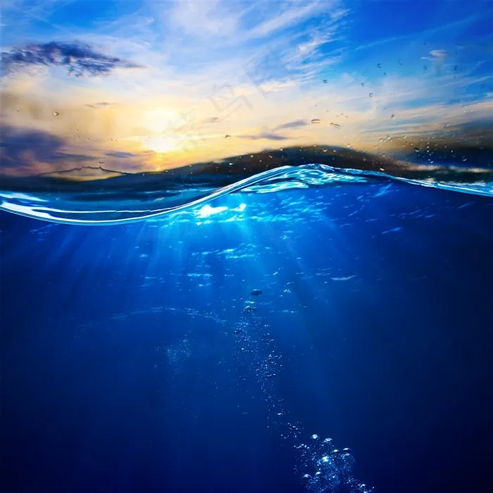 蓝色天空下的波浪水纹高清图片