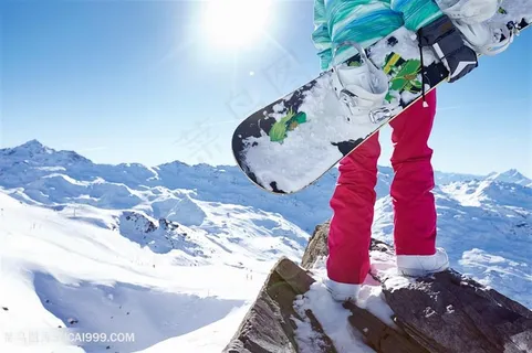在山顶的滑雪人物高清图片 在山顶的滑雪人物高清图片