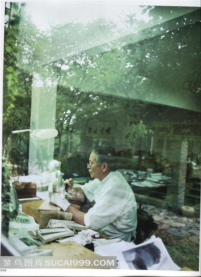 正在雕刻的老人