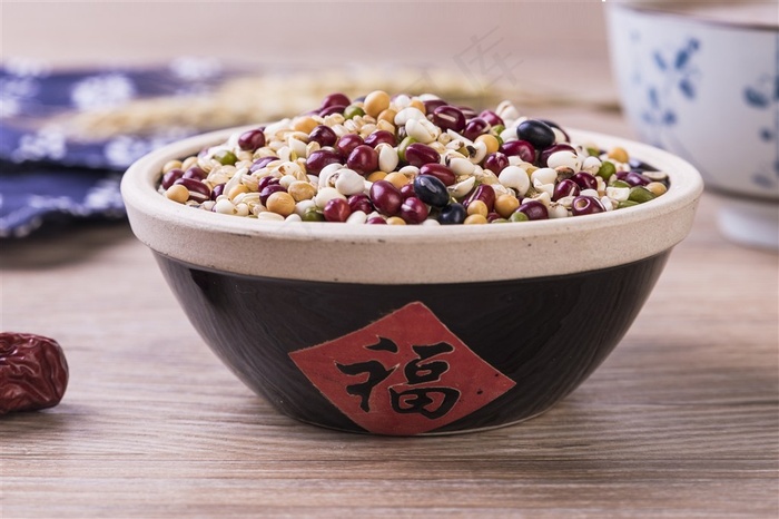 贴福字碗里的五谷杂粮