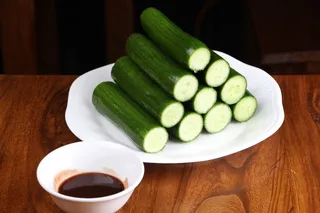 沾酱黄瓜段