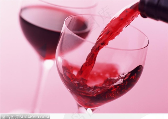 玻璃杯里的红酒和倒酒瞬间