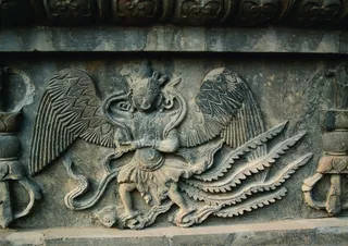 浮雕石刻蓝天白云 摄影图片