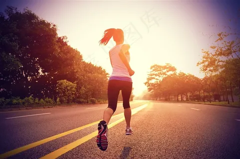 公路上跑步的美女高清图片 公路上跑步的美女高清图片