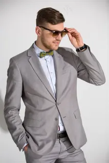 手扶墨镜的西装男