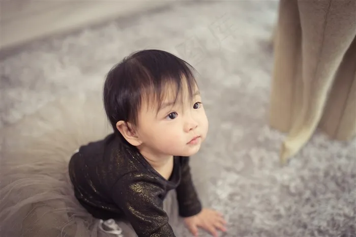 抬头凝望的可爱幼儿