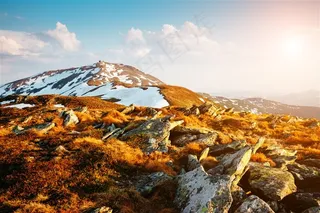 蓝天白云下的雪山