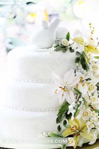 婚礼蛋糕和百合鲜花摄影图片
