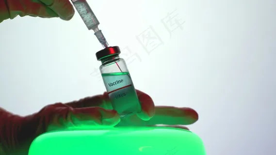 手持针管吸出疫苗图片 手持针管吸出疫苗图片