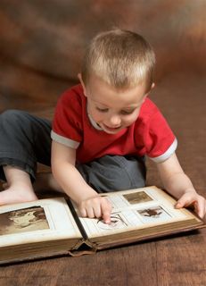 看照片的国外小孩